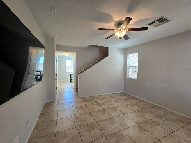 Building Photo - 3 Bedroom Home Close to Windmill Library