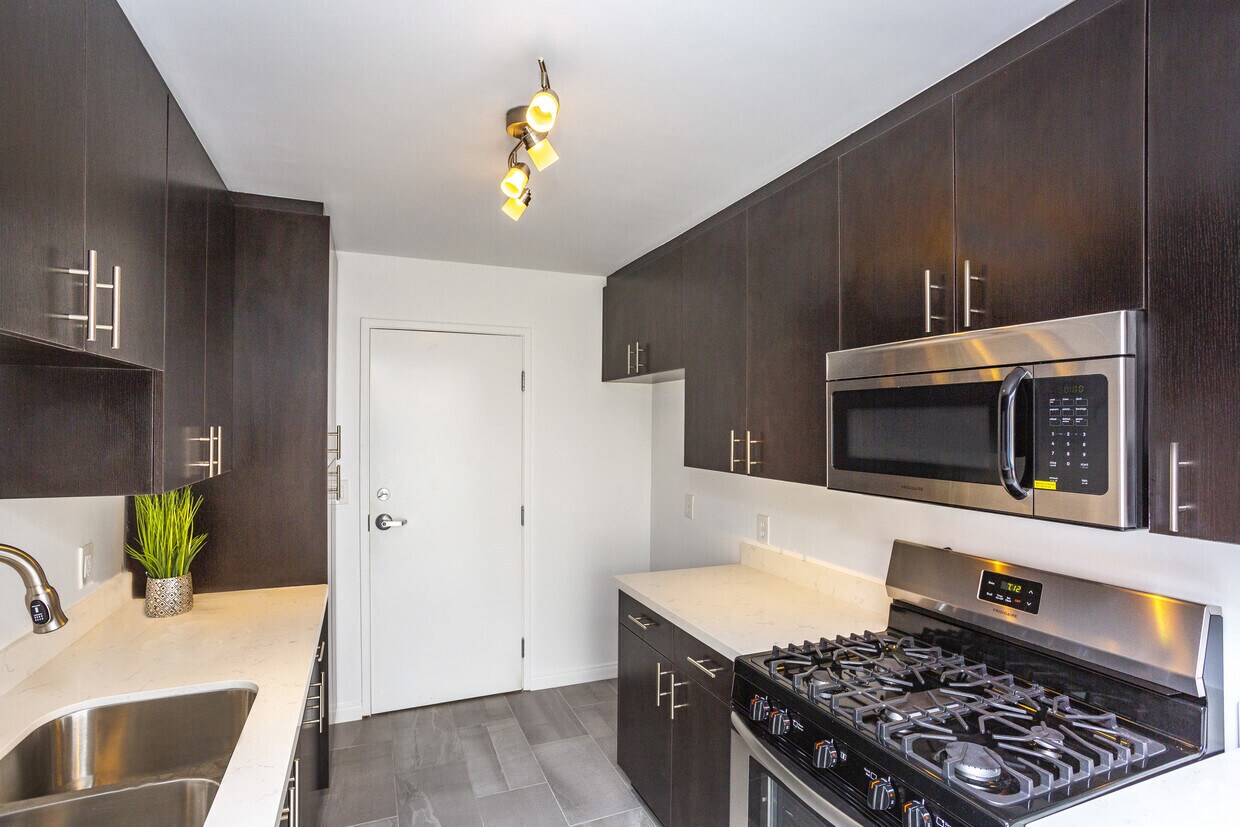 Foto principal - 468 S Roxbury Dr