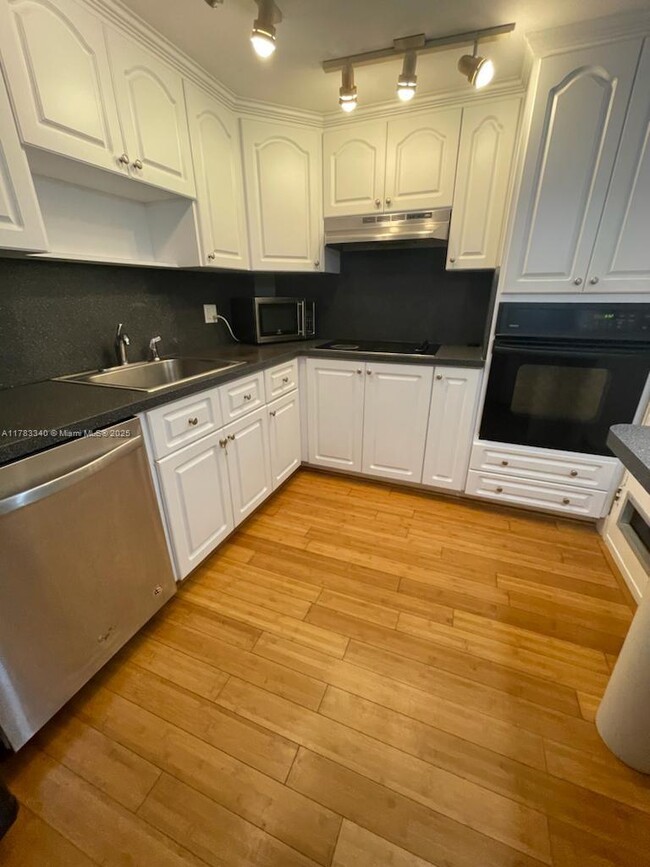 Building Photo - 400 Kings Point Dr