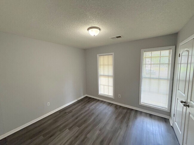 Foto del edificio - 7400 Isherwood Rd