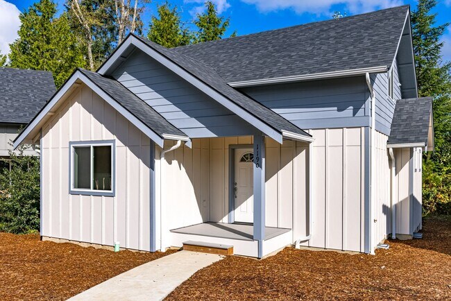 Building Photo - Newer Luxury Homes just minutes from Hughe...