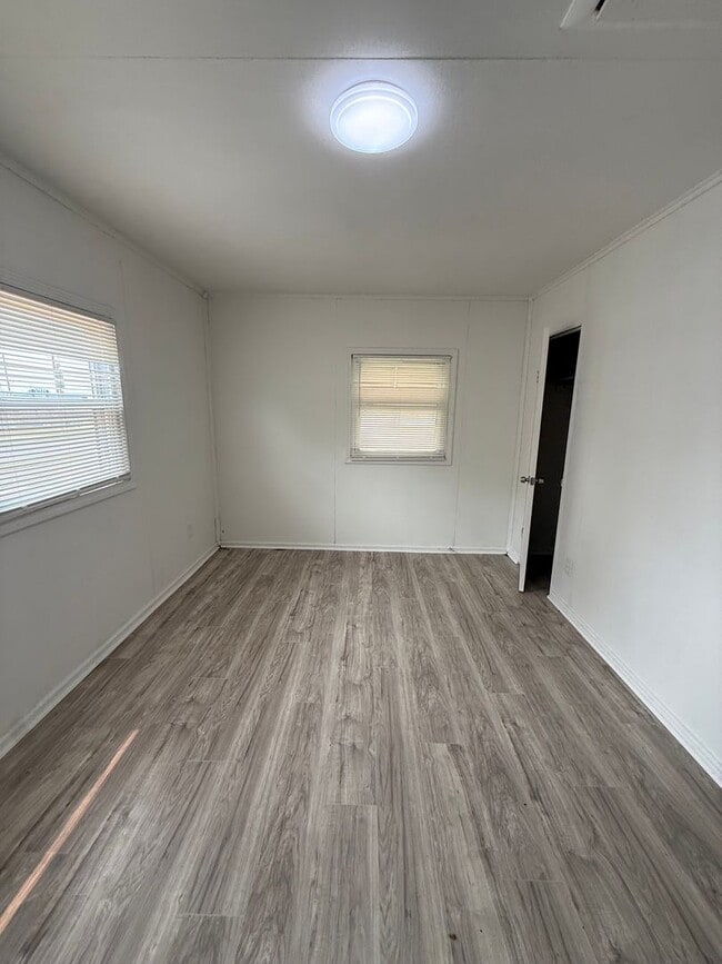 Building Photo - LEE/HARVARD 2 BED SINGLE HOME