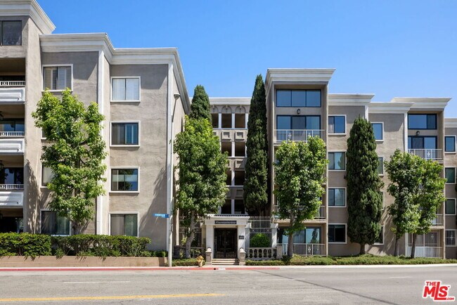 Foto del edificio - 8455 Fountain Ave