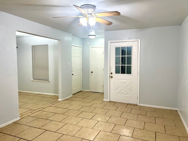 Foto del edificio - 2112 Tanglewood St