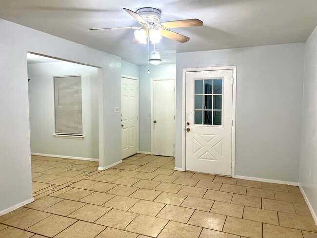 Building Photo - 2112 Tanglewood St