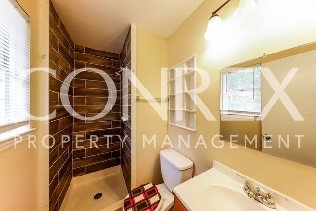 Foto del edificio - Updated 3 Bedroom with Beautiful Yard -- O...