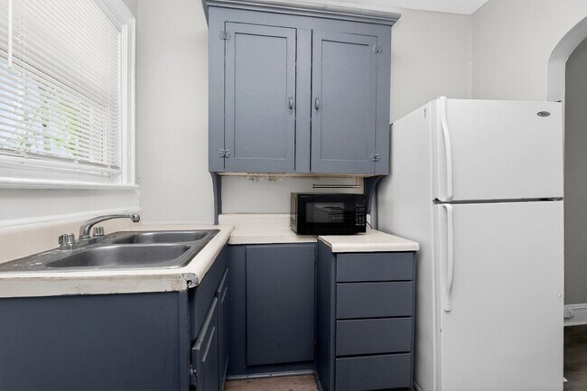 Building Photo - Adorable One Bedroom Apartment in Elizabeth!