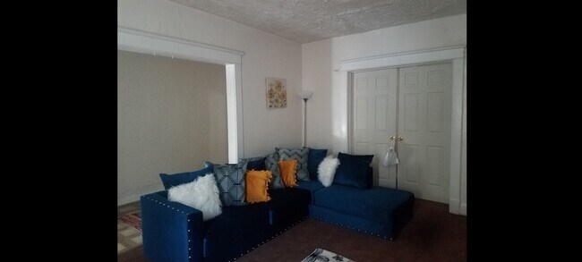Sala de estar del primer piso - 5023 Queensberry Ave