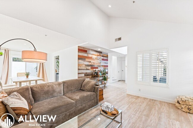 Building Photo - Gorgeous 2 Bed 2.5 Bath in the Desirable C...