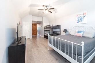 Building Photo - 10815 Oak Bayou Ln