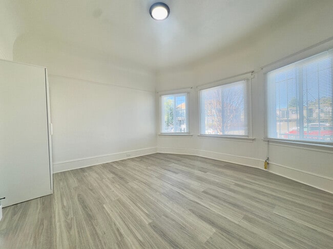 Foto del edificio - 3218 West St