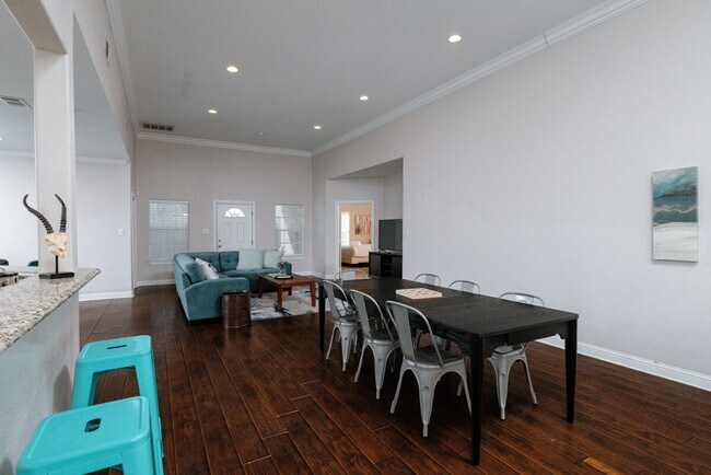 Foto del edificio - 3051 Falls Dr