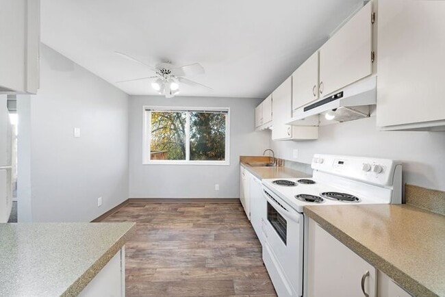 Building Photo - 2 bedroom 1 bath in Milwaukie!! 1st month free!