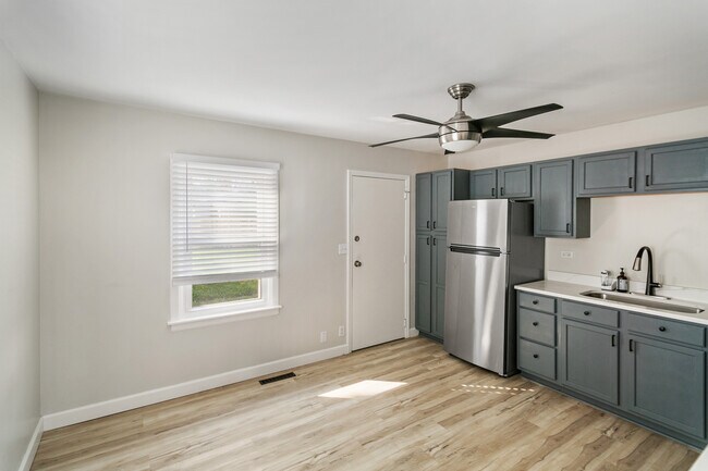 Building Photo - 215 E Maxon Ln
