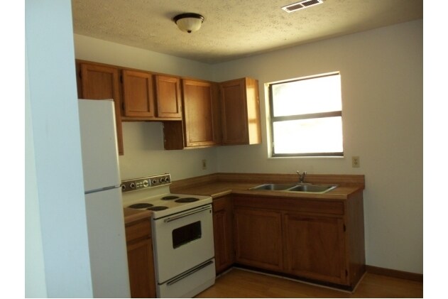 interior - 721 W Casey Dr