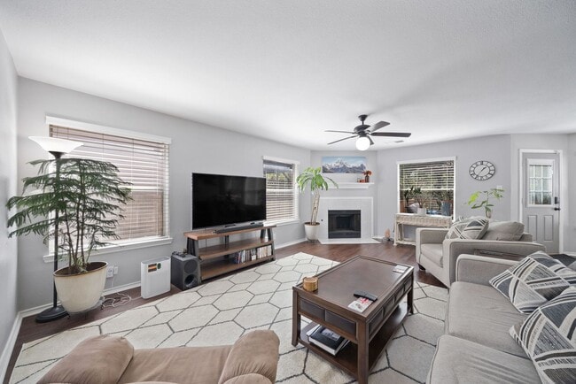 Building Photo - 3 Bedroom/2 Bath Sunrise Canyon Subdivision