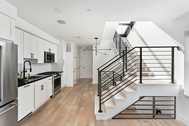 Building Photo - 631 Saratoga St