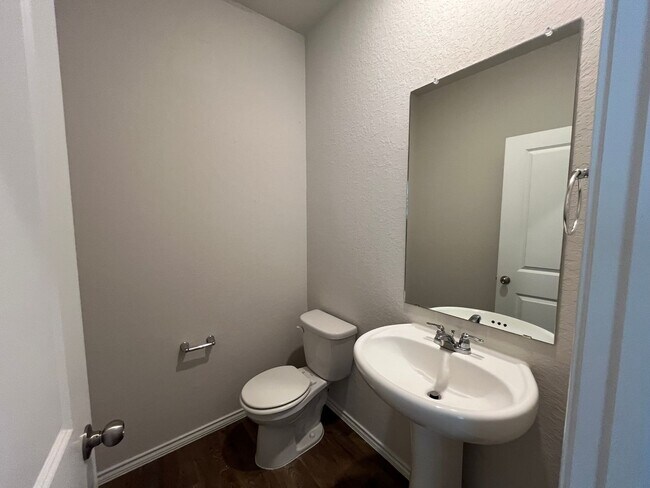 Foto del edificio - 465 Middle Grn Lp