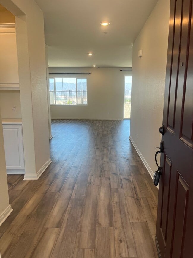 Building Photo - Lake Elsinore 5 Bedroom