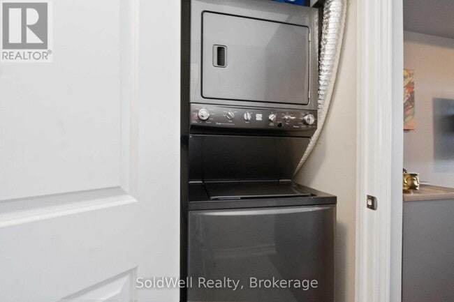 Building Photo - 650 Sauve St