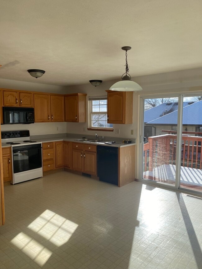 Building Photo - 110 E Church Hill Ct