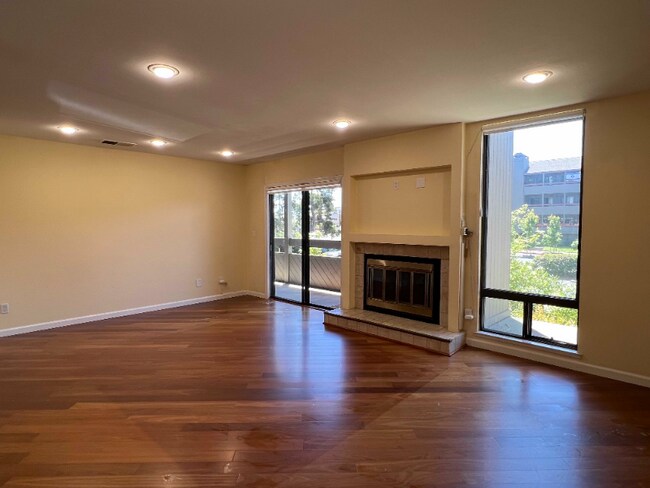 Building Photo - 800 Sea Spray Ln