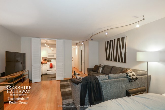 Building Photo - 21 W Goethe St