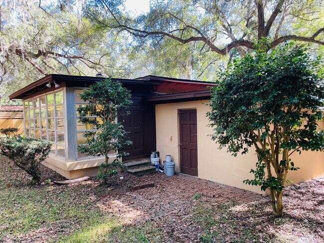 Building Photo - Brilliant house in Indian Head Acres