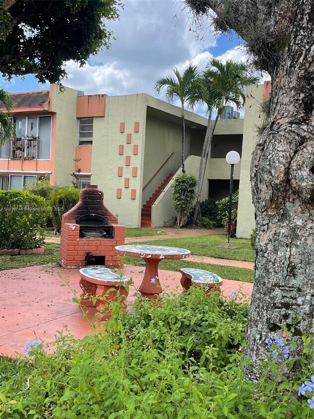Foto principal - 9331 SW 4th St
