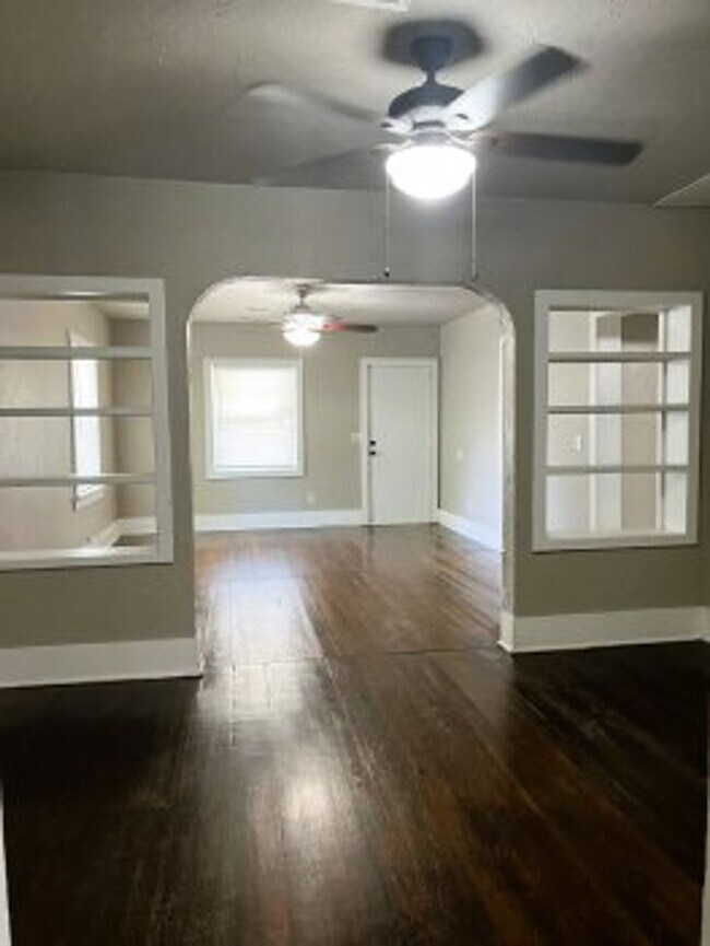 Building Photo - 2 bedroom home near The Paseo.