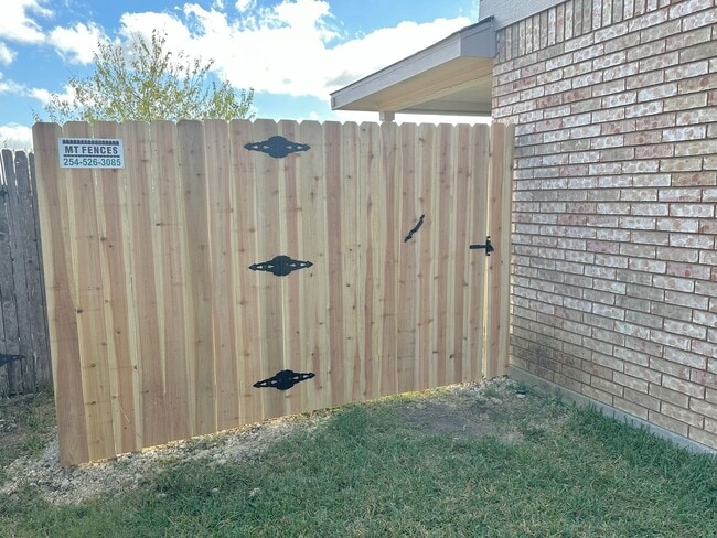 Foto del edificio - NEW IN MANAGEMENT - AVAILABLE NOW!