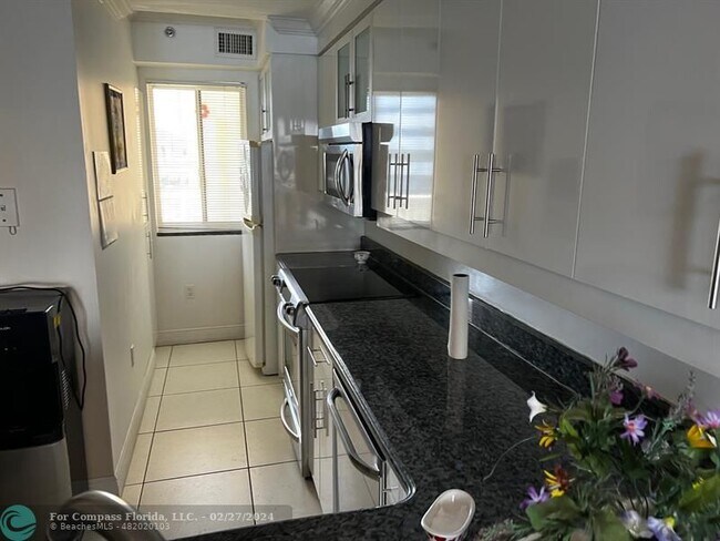 Foto del edificio - 18260 N Bay Rd