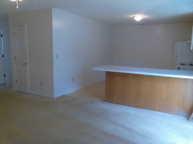 Foto del edificio - 2 Bedroom, 1 bath apartment - Downstairs Unit