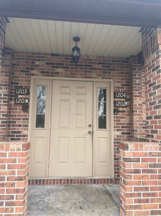 Building Photo - 810 Highland Dr