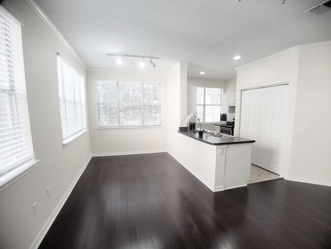 Foto del edificio - City View Wood Floor Updated Kitchen  2/2 ...