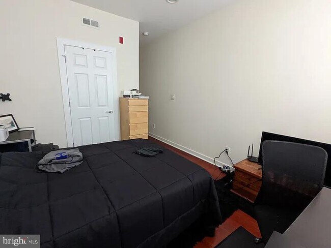 Foto del edificio - 2631 W Girard Ave