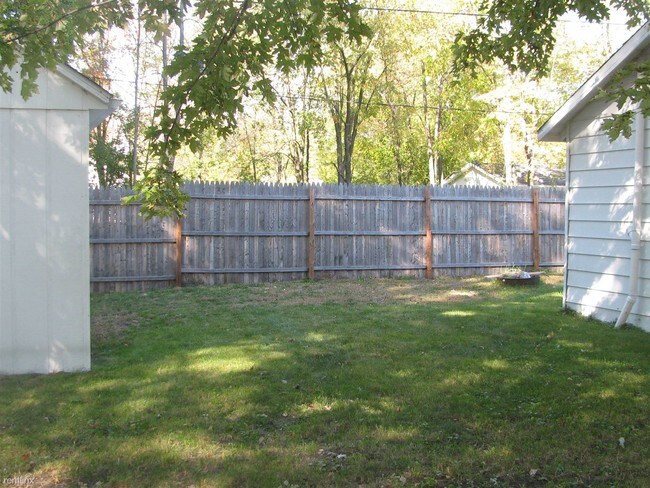 Building Photo - 3 br, 1 bath House - 3820 Pine Rd