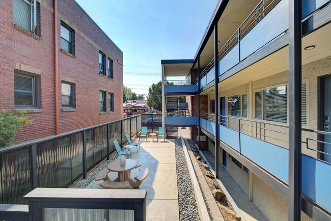 Building Photo - Second Floor 2bed/1bath Apartment in Green...