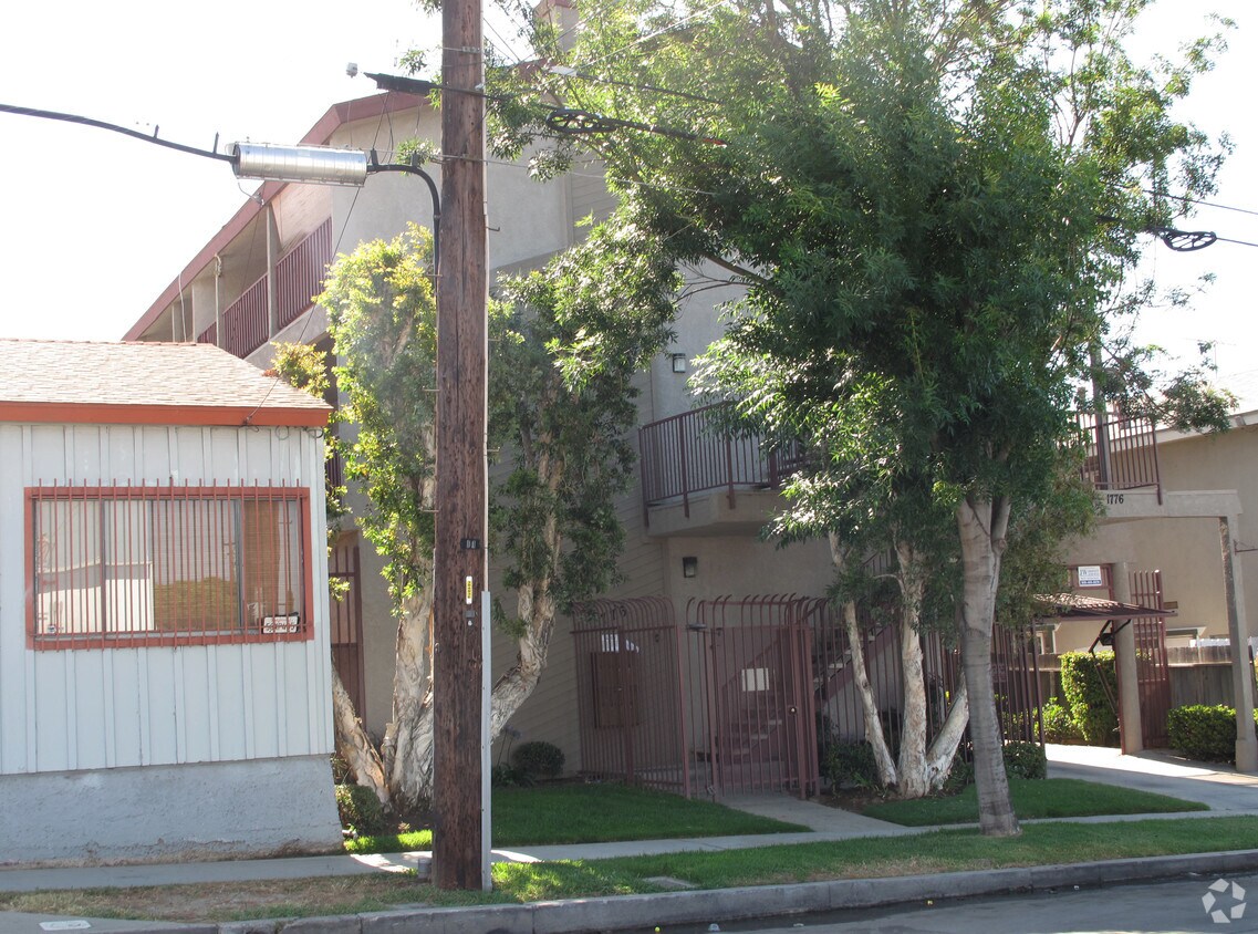 Foto del edificio - 1776 Temple Ave