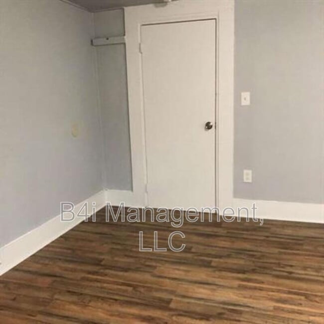 Foto del edificio - 70 W Smith Rd