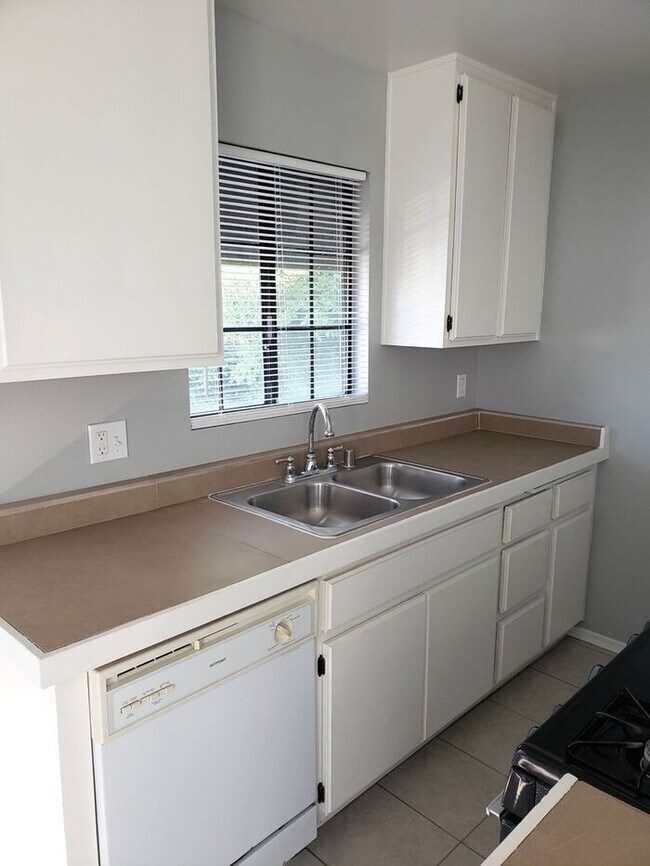 Building Photo - Top floor 1 bedroom with balcony and parking