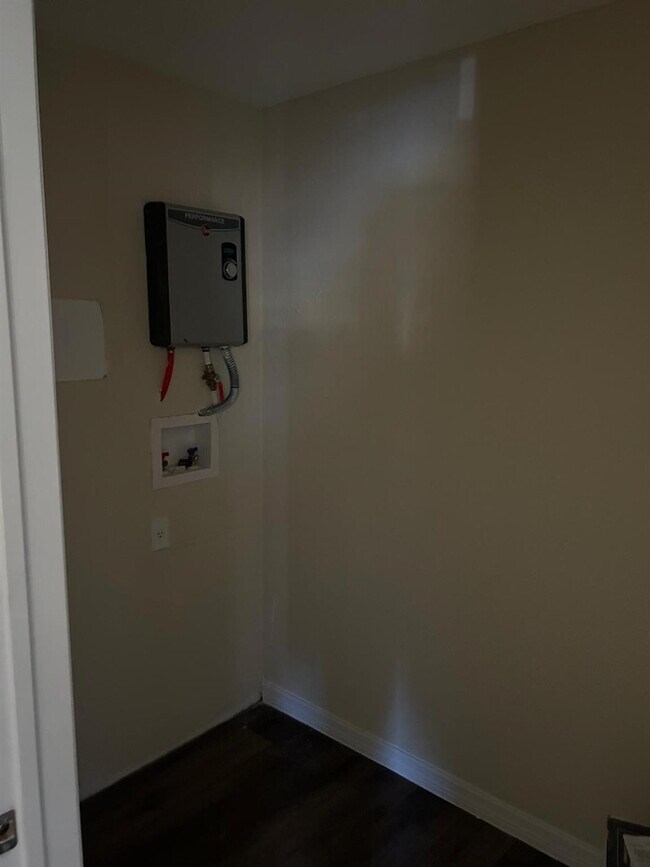 Building Photo - 371 Banyan Ave