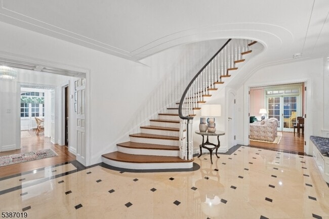 Building Photo - 655 Lake St