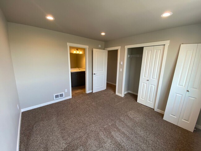 Foto del edificio - 1418 Nooksack Rd
