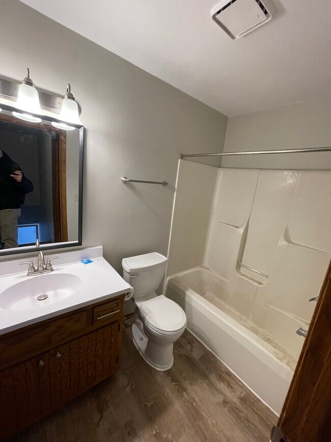 Full bath - 859 James Ct