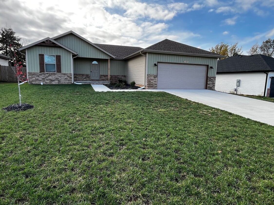 Primary Photo - Beautiful New Build in Strafford!