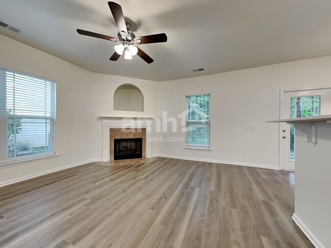 Building Photo - 220 Summer Hill Way