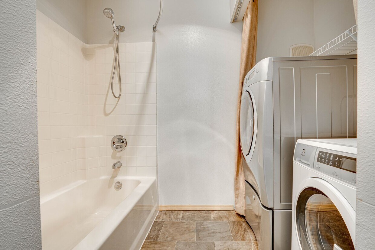 Primary Photo - Bothell Condo 2 Bedroom 2 Bathroom $2150/mo.