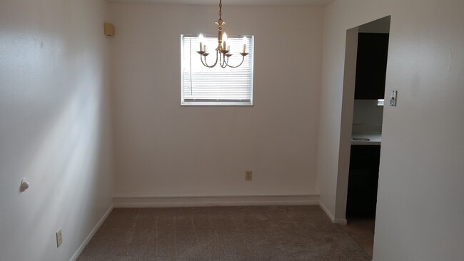 Dining area - 8049 Pippin Rd