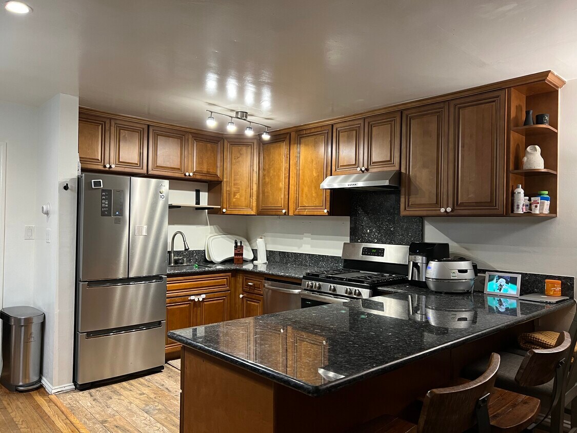 Kitchen - 3943 Ingraham St